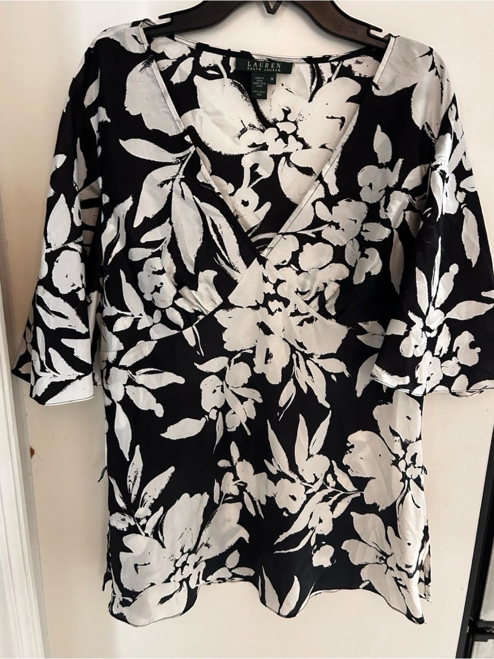 Ralph Lauren Black and White Floral V-Neck Blouse 100% SILK Career Wear Vacation